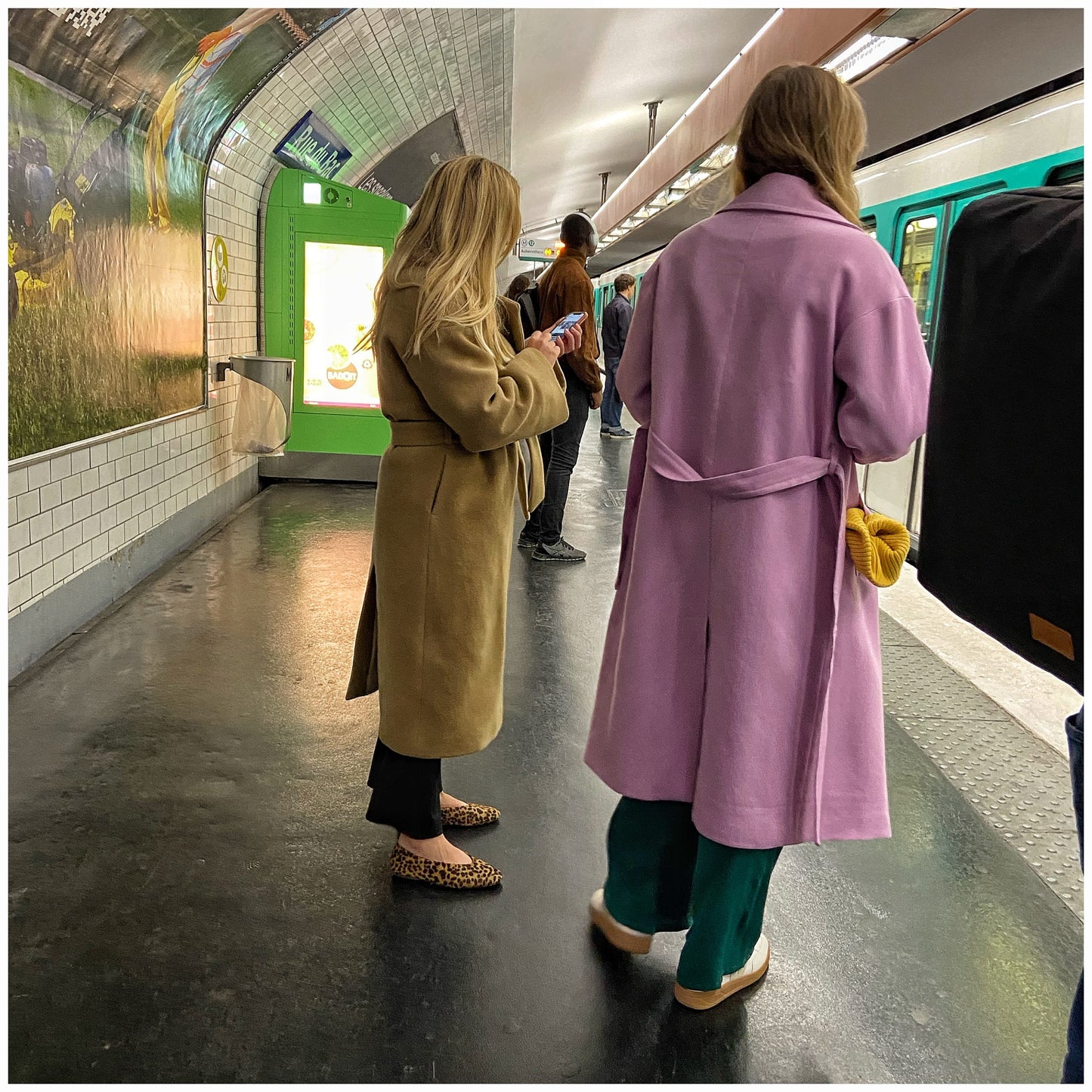 Lila Mäntel in der Pariser Metro – Mohair